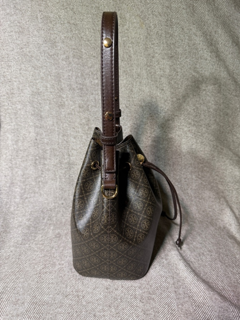 Pre-Owned Tory Burch T Monogram Coated Canvas Bucket Bag in French Press - Picture 6 of 15